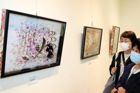 神戸新聞next 明石 百人一首 切り絵で表現 明石在住の作家が個展