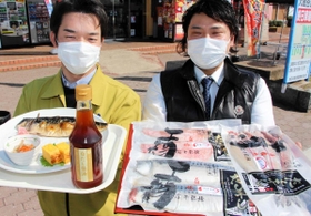 白だし醤油で味付けした灰干し干物を手にする丸新の石井良明営業部長（右）と西海醤油の西海雄一専務＝明石市大久保町松陰