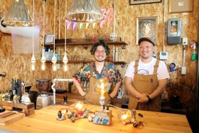 オーナーの中矢政延さん（右）と山田隆さんの兄弟で切り盛りする店内＝明石市魚住町中尾
