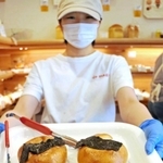 ノリとチーズの風味が豊かなベーグル＝明石市桜町