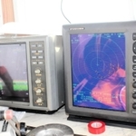 魚群探知機などで海底の様子を探りながら作業する＝明石市沖