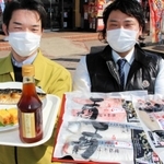 白だし醤油で味付けした灰干し干物を手にする丸新の石井良明営業部長（右）と西海醤油の西海雄一専務＝明石市大久保町松陰