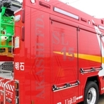 「エヴァンゲリオン」に似たデザインの一部を修正した小型はしご車＝明石市藤江
