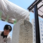 ３度の移設を経て８８年ぶりに元の場所に戻った「明石市道路元標」。３１日には看板も見られるようになる＝明石市本町１