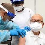 新型コロナウイルスワクチンを接種する高齢者＝３１日午前、明石市大明石町１