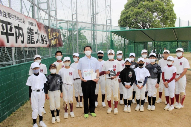 神戸新聞next 明石 巨人 平内投手が母校に野球器具 寄贈式に兄 翔太さん出席