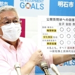 公開質問状への回答状況について説明する泉房穂市長＝明石市役所