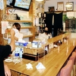 緊急事態宣言が解除され、酒類の提供が解禁となった居酒屋。さっそく常連客が顔を見せた＝明石市内