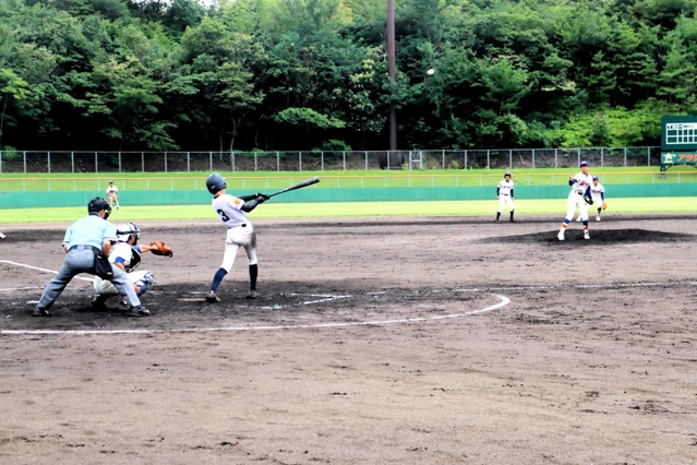 決勝で二塁打を放つ望海の丹田壮吾選手＝加西アラジンスタジアム