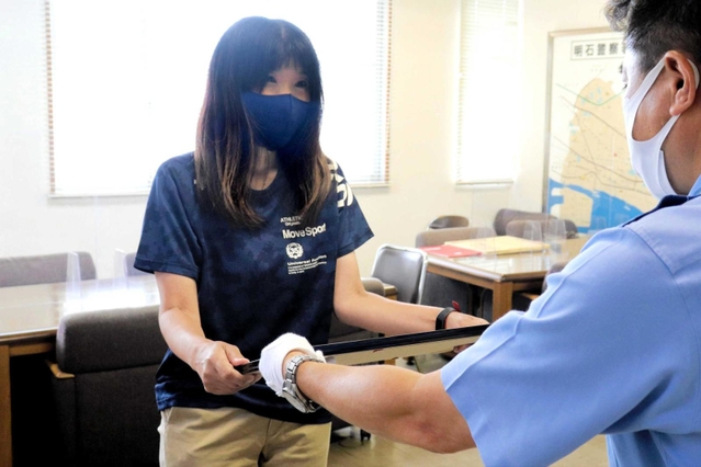 蓮井賢一署長から感謝状を受け取る梶本明美さん＝明石署