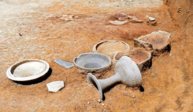 ７世紀前半のものとみられる高杯（手前）や杯身（中央）の須恵器。石製の紡錘車（右奥）やかまど跡などとともにまとまって出土した＝明石市太寺１