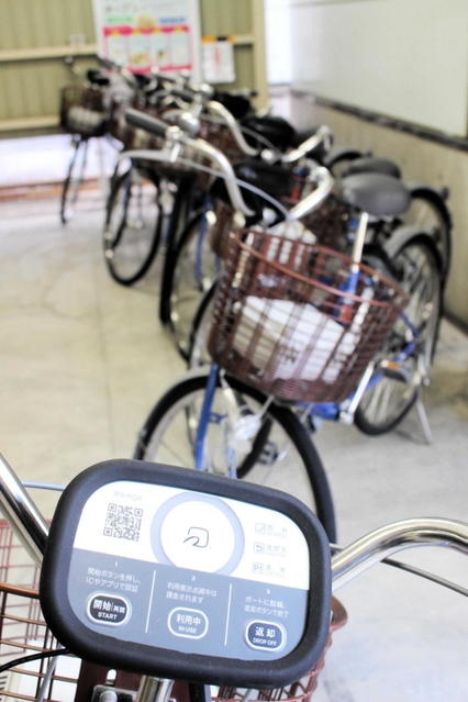 スマホで予約、決済できる装置が付いたレンタサイクル＝ＪＲ西明石駅