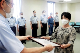 感謝状を受け取る末本さん（右）＝明石市消防局
