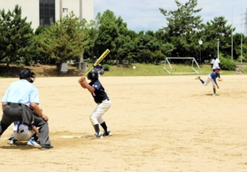 懸命にプレーする選手ら＝明石海浜公園