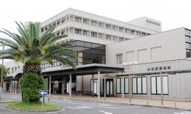 新型コロナの感染拡大に伴い、２０２０年度は入院、外来ともに患者が減少した明石市立市民病院＝同市鷹匠町