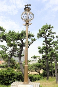 明石青年会議所が建てたトンボの標識のレプリカ＝中崎遊園地（明石市中崎１）