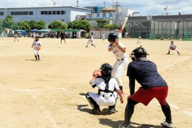 勝利を目指してプレーする選手＝明石市大久保町