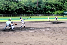 決勝で二塁打を放つ望海の丹田壮吾選手＝加西アラジンスタジアム