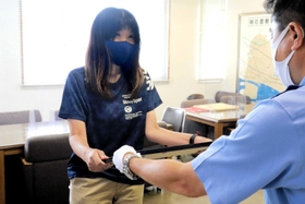 蓮井賢一署長から感謝状を受け取る梶本明美さん＝明石署