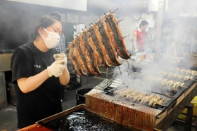 次々と焼き上がるウナギ＝明石市本町１