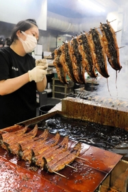 次々と焼き上がるウナギ＝明石市本町１