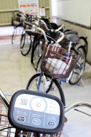 スマホで予約、決済できる装置が付いたレンタサイクル＝ＪＲ西明石駅