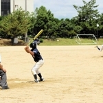 懸命にプレーする選手ら＝明石海浜公園