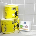 トイレットペーパーと並べて備え付けられた、生理用品入りの専用ボックス（明石市提供）