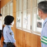 真剣な面持ちで写真に見入る若手署員＝明石警察署