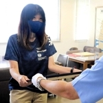 蓮井賢一署長から感謝状を受け取る梶本明美さん＝明石署