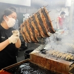 次々と焼き上がるウナギ＝明石市本町１