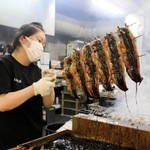 次々と焼き上がるウナギ＝明石市本町１