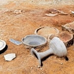 ７世紀前半のものとみられる高杯（手前）や杯身（中央）の須恵器。石製の紡錘車（右奥）やかまど跡などとともにまとまって出土した＝明石市太寺１