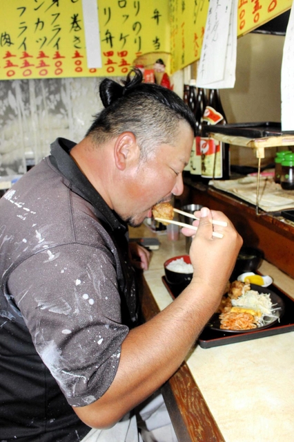 からあげ定食を味わう常連客の男性。帰り際に「あしたは何時まで」と尋ねていた＝明石市魚住町西岡