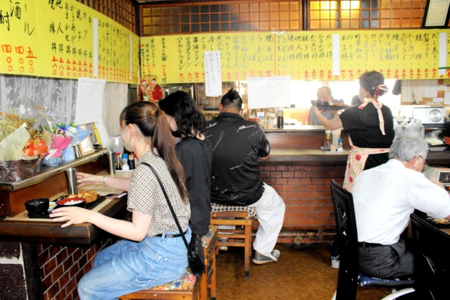 １２人も座れば満席の店内＝明石市魚住町西岡