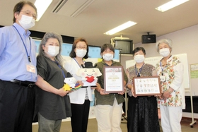 「ＳＤＧｓ特別賞」の表彰状を手にする市民後見人＝明石市貴崎１