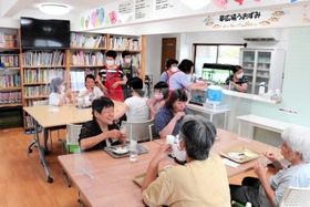 住民同士で食事や会話を楽しめるカフェ＝明石市魚住町長坂寺