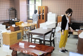 粗大ごみの収集品を再生させた家具が並ぶ展示場＝明石市大久保町松陰
