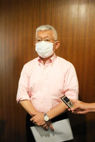 市長専決でサポート利用券事業を実施する意向を表明した泉房穂市長＝明石市役所