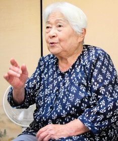 ４５年１月１９日に明石工場で体験した空爆について生々しく語る大西八重さん＝明石市