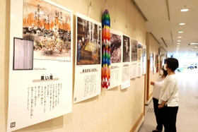 戦争の悲惨さを伝える写真やパネルが並ぶ会場＝明石市東仲ノ町