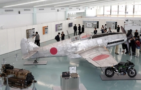 戦時中に川崎航空機工業が陸軍へ納めた主力戦闘機「飛燕」。エンジン（手前左）は明石工場が製作した＝２０１６年１０月、神戸市中央区新港町