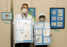 生物を細部まで描き込んだイラスト画を出品した鈴木遥葵さん（右）と赤松弘一さんの２人展＝明石市相生町２