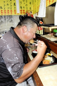 からあげ定食を味わう常連客の男性。帰り際に「あしたは何時まで」と尋ねていた＝明石市魚住町西岡