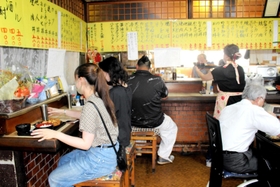 １２人も座れば満席の店内＝明石市魚住町西岡