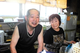 食堂「ジャンボ亭」の３３年の歴史に幕を下ろす店主の別当幸雄さん、椏査子さん夫妻＝明石市魚住町西岡