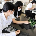 パソコンを使って植物の特定に取り組む生徒＝明石市荷山町