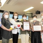 「ＳＤＧｓ特別賞」の表彰状を手にする市民後見人＝明石市貴崎１