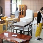 粗大ごみの収集品を再生させた家具が並ぶ展示場＝明石市大久保町松陰
