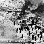 １９４５年１月１９日の昼すぎ、空爆を受ける川崎航空機工業明石工場（米国立公文書館所蔵）